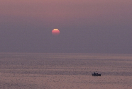 barca al tramonto